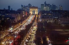 فعالان صلح سبز در اطراف طاق نصرت پاریس رنگ پاشیدند