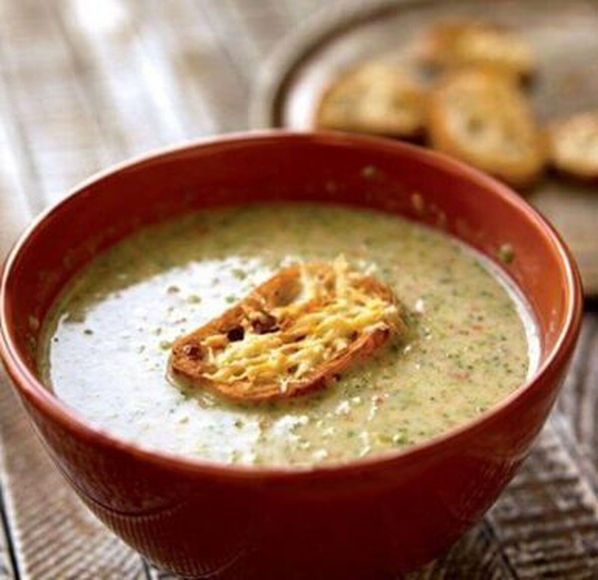 به سبک سرآشپز‌های معروف سوپ بروکلی با پنیر چدار را آماده کنید