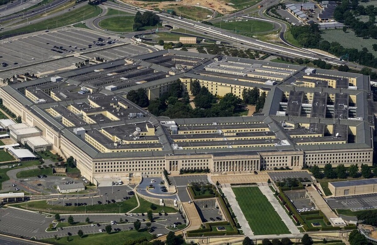 پنتاگون در حال بررسی تحقیقاتی در مورد یک سناتور دموکرات است که از ارتش خواسته بود از دستورات «غیرقانونی» ترامپ سرپیچی کنند