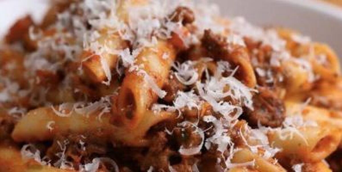 برای دیت عاشقانه این  پاستا مخصوص را  با سس بلونز سوسیس آماده کنید