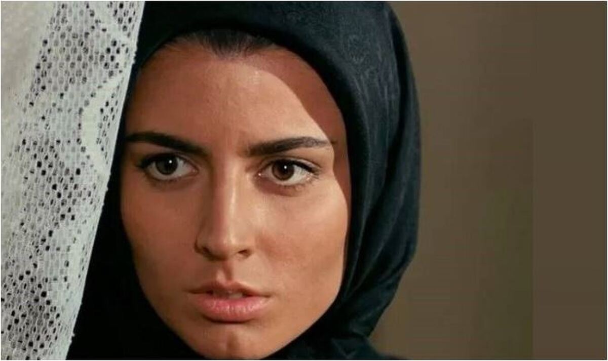 بدل فوق معروف و جذاب لیلا حاتمی در خارج پیدا شد! /تنها تفاوت شان رنگ چشمان شان است!