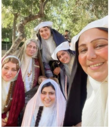 بازیگران زن سریال «بامداد خمار» با چادر‌های قجری در پشت صحنه! +عکس