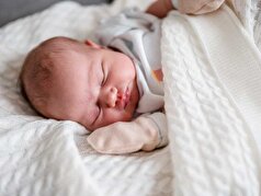 مطالعه: خوابیدن نوزادان با کلاه یا سویشرت، خطر مرگ ناگهانی را افزایش می‌دهد