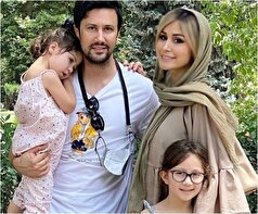 قابی خانوادگی از شاهرخ استخری کنار همسر و دخترانش با استایل‌های جذاب پاییزه