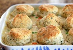 مراحل آماده سازی مرغ با بیسکوئیت برای یک شام دو نفره