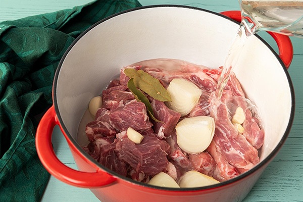 با این روش ساده، گوشتی نرم و خوش طعم بپزید