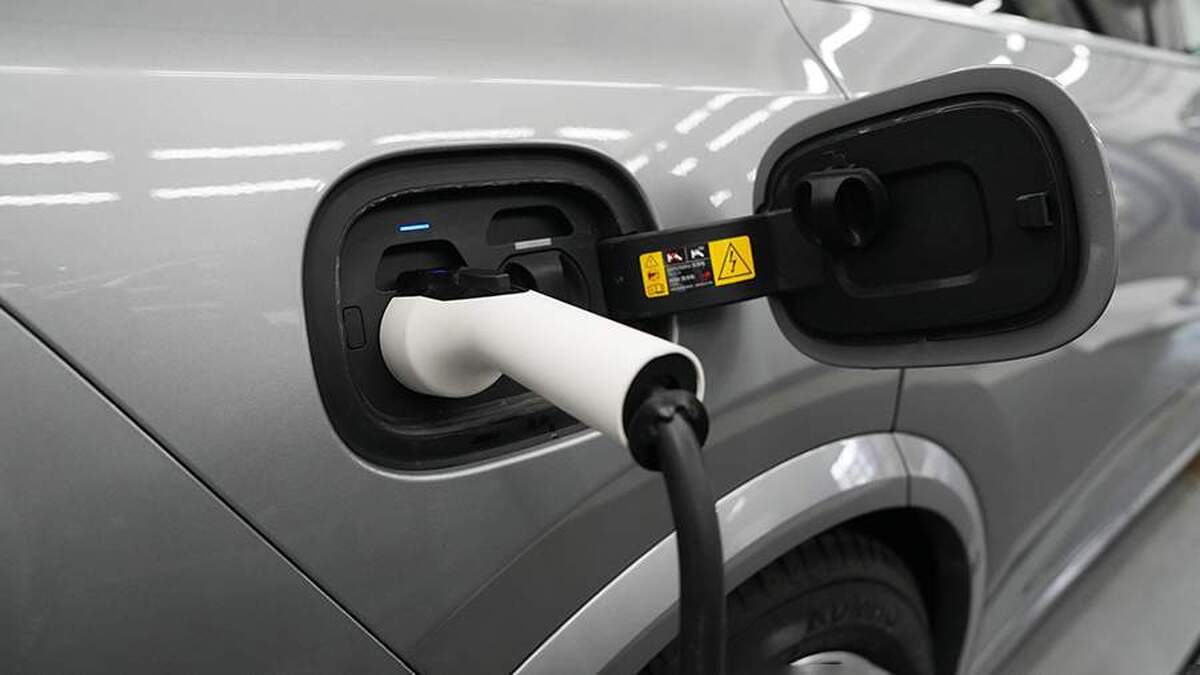 فایننشال تایمز گزارش داد که فولکس واگن هزینه‌های خود را برای توسعه خودرو‌های برقی به نصف کاهش داده است.