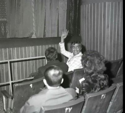 تصویر بانشاط از محمدعلی فردین در  تئاتر پارسِ لاله‌زار