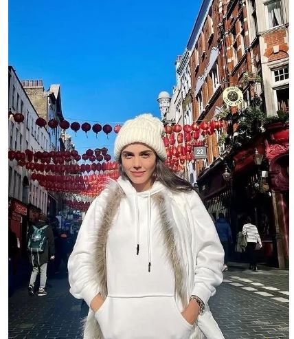 استایل سرتا پا سفید و توریستی آزاده زارعی در لندن+عکس