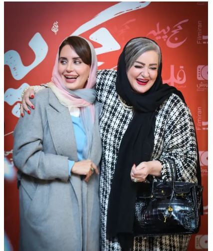 آغوش پر خنده و شادی الناز شاکردوست و نعیمه نظام‌دوست در اکران یک فیلم