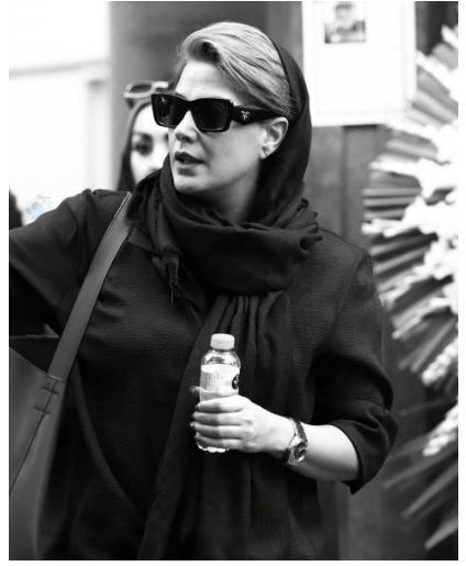 حضور کاریزماتیک طناز طباطبایی در مراسم پدر رامبد جوان+عکس