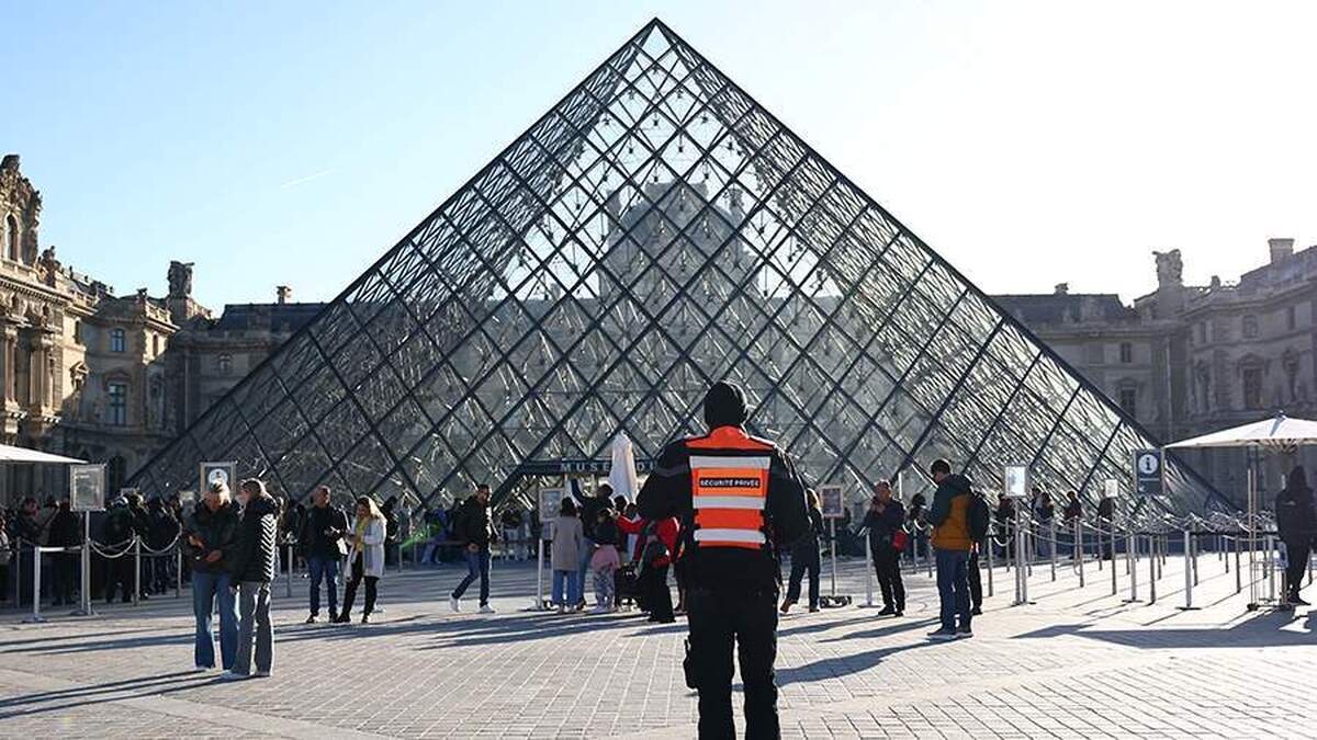 مظنون چهارم در سرقت از موزه لوور در نزدیکی پاریس دستگیر شد.