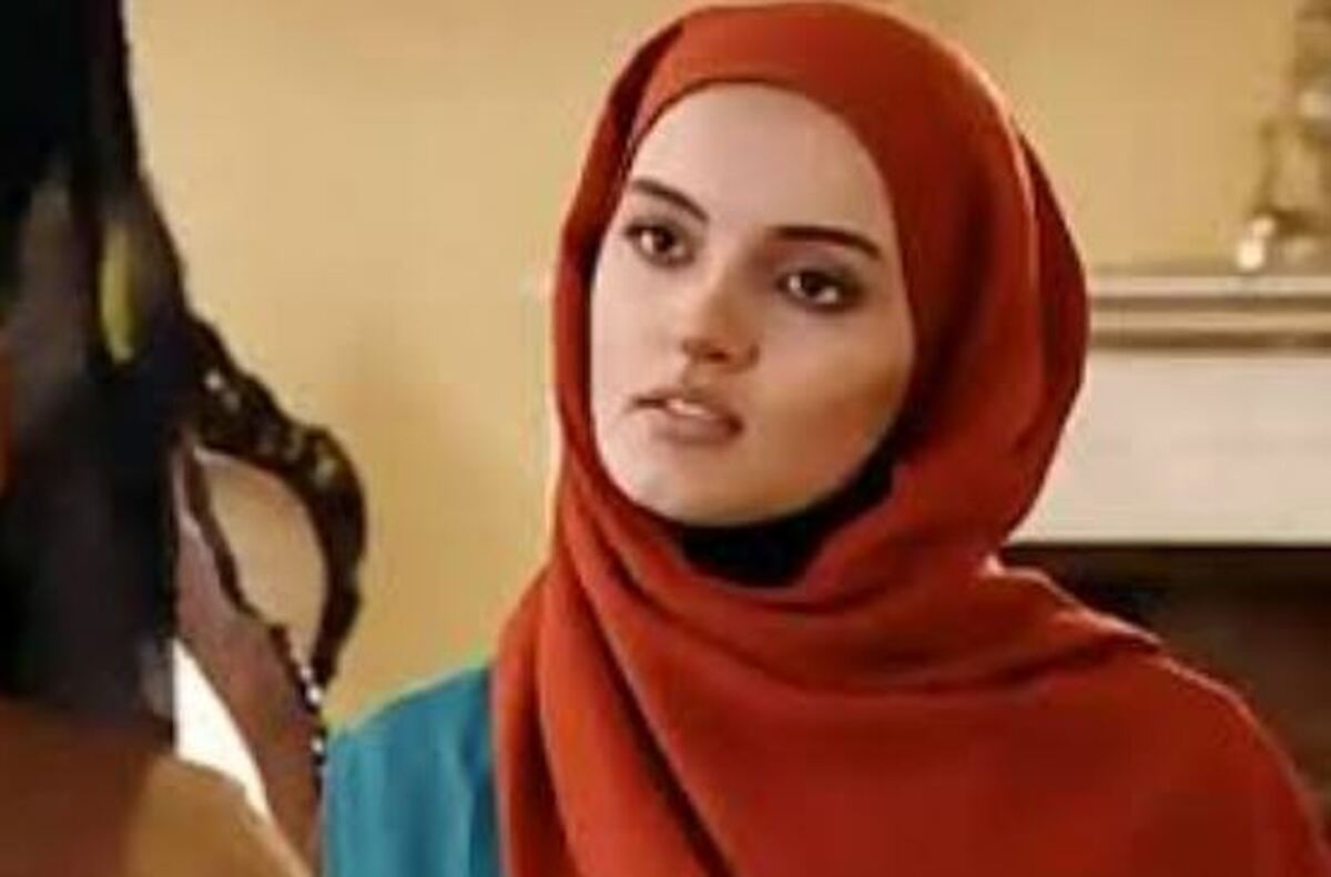 استایل سلطنتی نیلوفر پارسا با یک ماشین نوستالژی غوغا کرد! +عکس