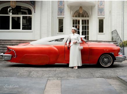 استایل سلطنتی نیلوفر پارسا با یک ماشین نوستالژی غوغا کرد! +عکس