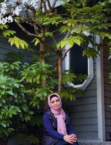 عکس یادگاری الهه رضایی در یک مکان سرسبز و دنج