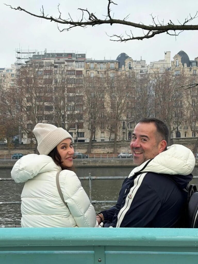 تصاویری عاشقانه آتا دمیرر و دیلارا آلمدار در شهر عشاق