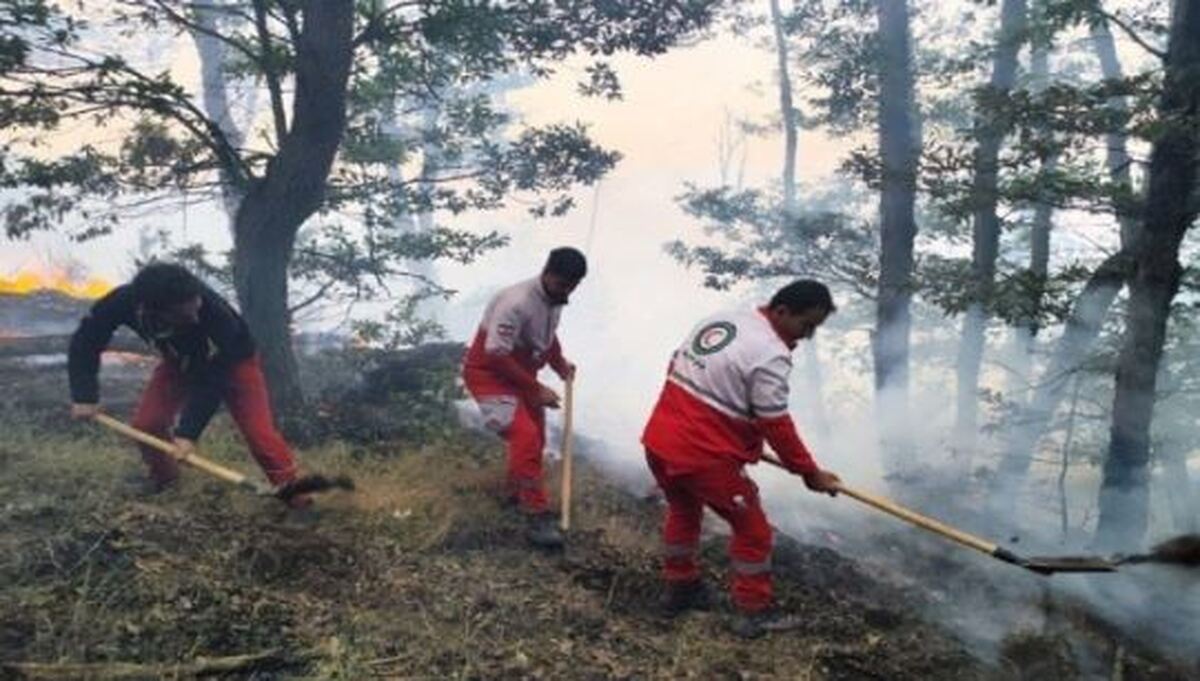 اطفای حریق در جنگل‌های گلستان با بالگرد هلال‌احمر /حضور ۳۲ تیم عملیاتی در صحنه