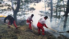 اطفای حریق در جنگل‌های گلستان با بالگرد هلال‌احمر /حضور ۳۲ تیم عملیاتی در صحنه