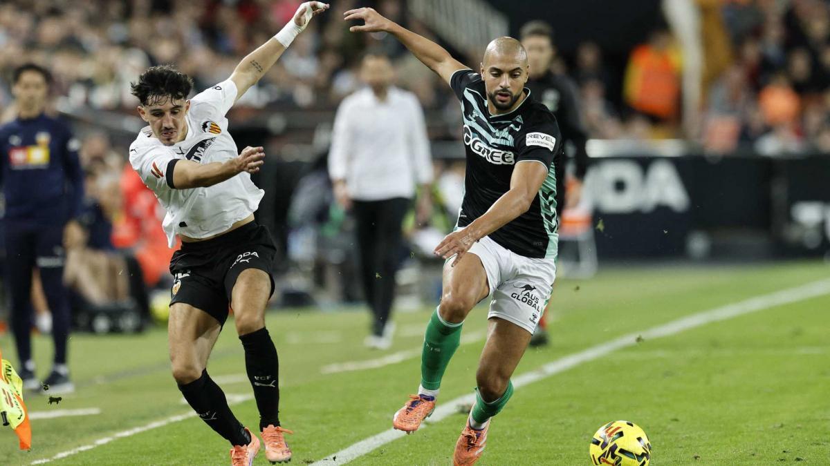 سفیان آمرابات به رئال بتیس بال می‌دهد