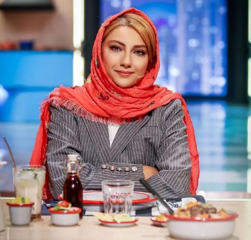 محیا دهقانی با کت راه راه دمده در برنامه «شفرونی» +عکس