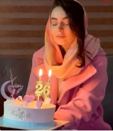 چهره نچرال و معصومانه مهشید جوادی در حال آرزو کردن +عکس