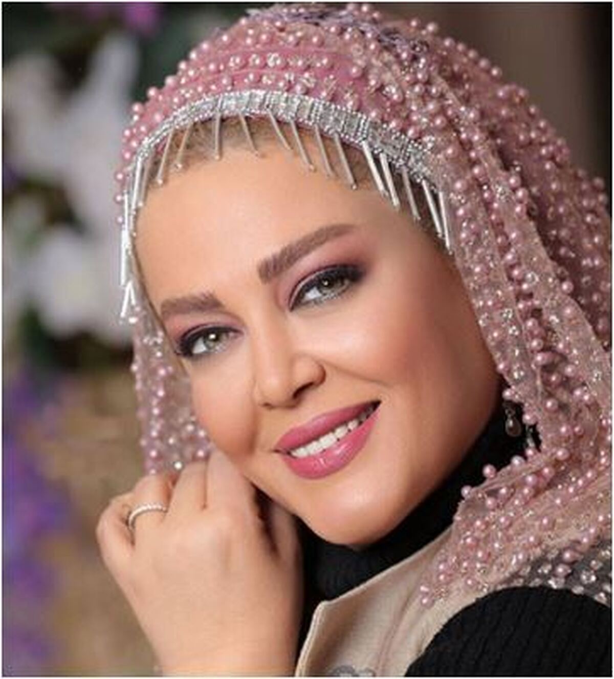 عکس کمتر دیده شده از بهاره رهنما با حجابی کامل و چهره‌ای ساده