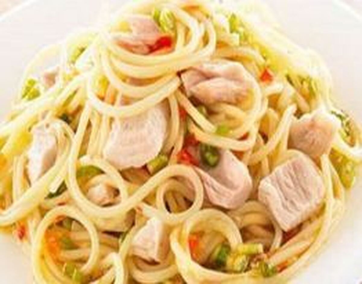 برای شام دو نفره این اسپاگتی با تن ماهی را سه سوته آماده کنید