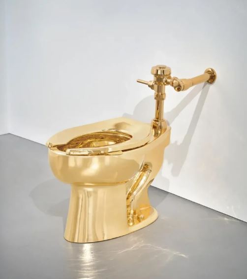 توالت فرنگی ساخته شده از طلای ۱۸ عیار به حراج گذاشته شد
