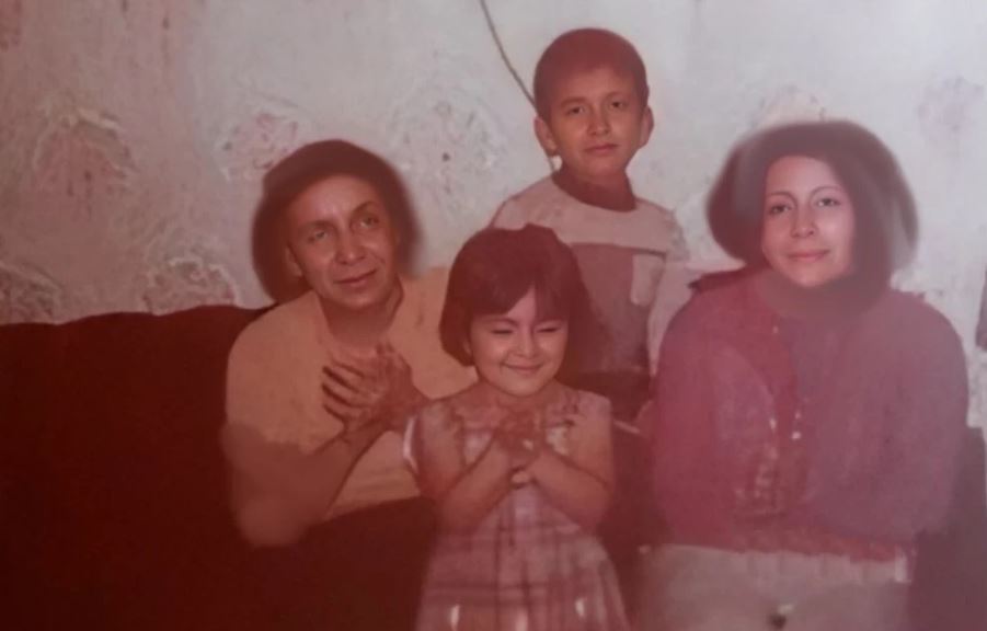 قابی زیرخاکی و بازسازی شده از دوران کودکی الهام کردا کنار خانواده اش