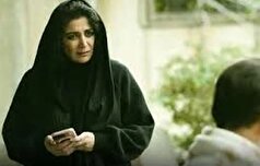 قابی زیرخاکی و بازسازی شده از دوران کودکی الهام کردا کنار خانواده اش