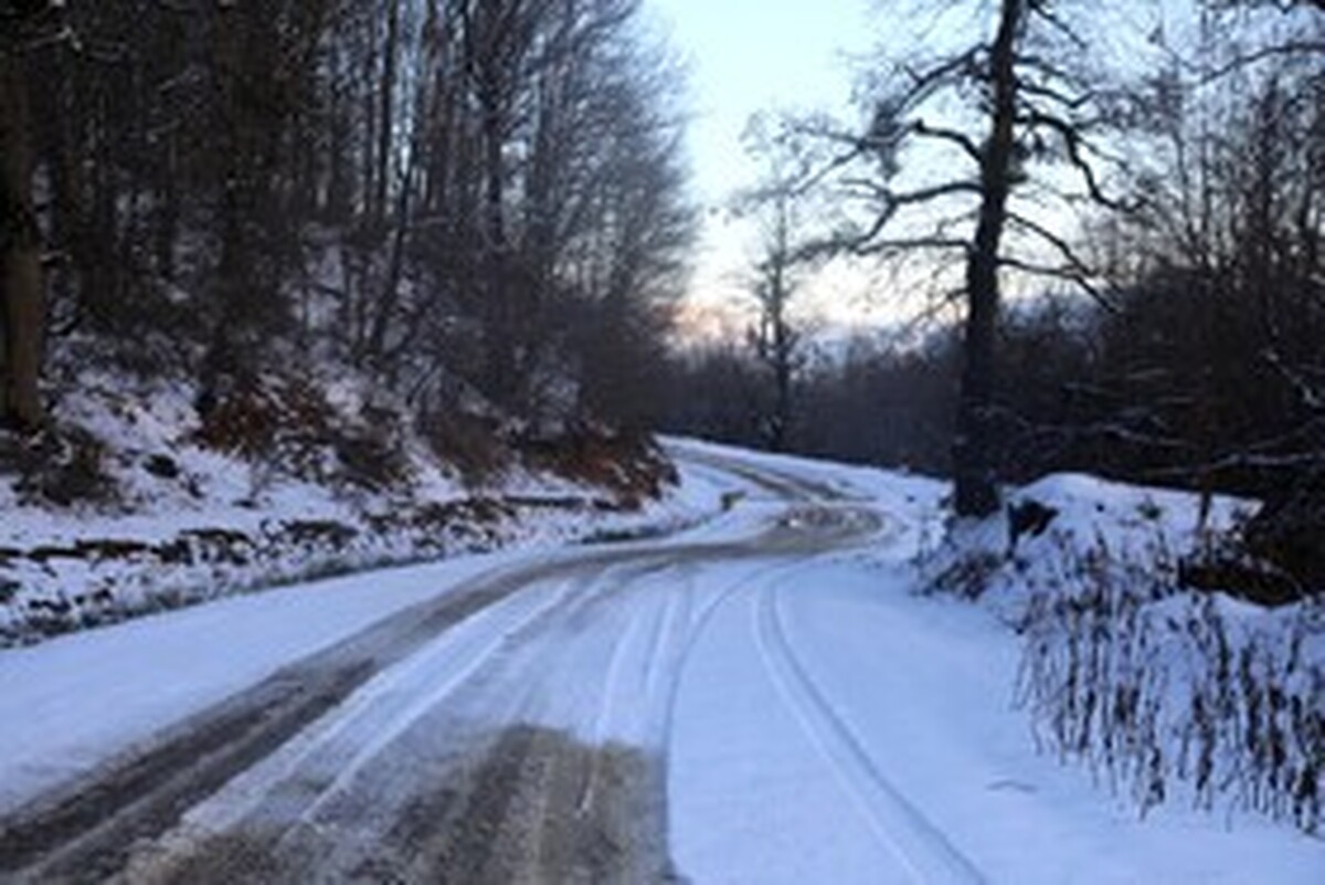 چشم روشنی مازندران با بارش برف پاییزی/ ۲۰ روستای بخش لاریجان آمل سفیدپوش شد