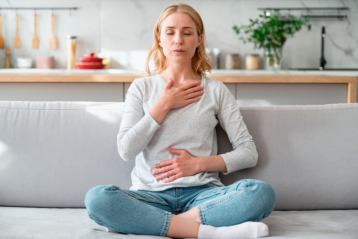 یک مربی نحوه صحیح تنفس برای سوزاندن چربی را توضیح می‌دهد.