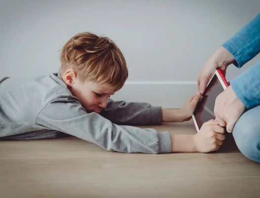 راز مدیریت استفاده از گوشی یا تبلت برای بچهها بدون دعوا و تنش راز مدیریت استفاده از گوشی یا تبلت برای بچهها بدون دعوا و تنش