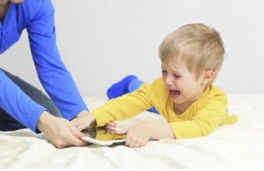 راز مدیریت استفاده از گوشی یا تبلت برای بچهها بدون دعوا و تنش راز مدیریت استفاده از گوشی یا تبلت برای بچهها بدون دعوا و تنش