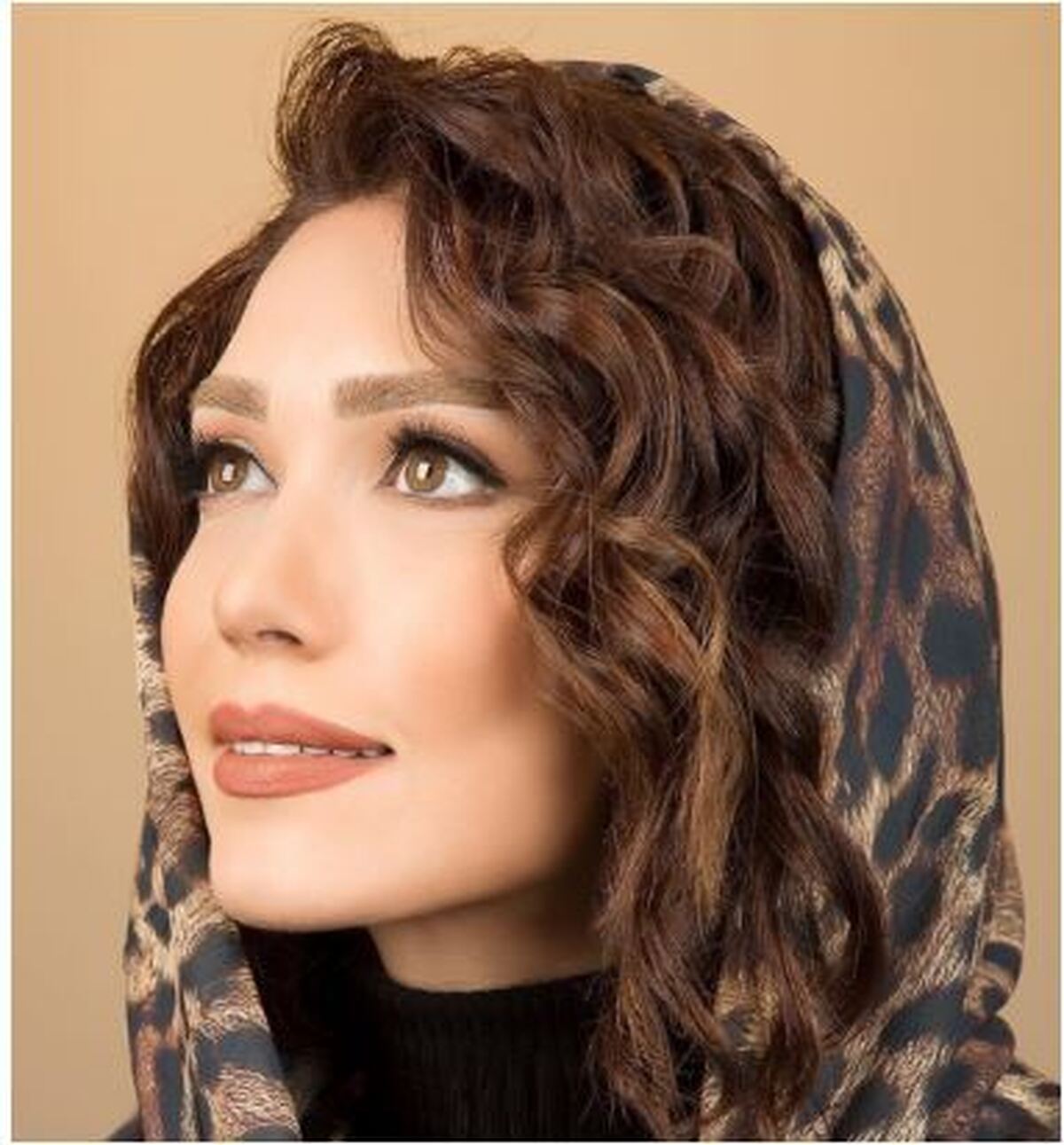 نگاه مبهوت شهرزاد کمال زاده به سنگ فرش‌های زیبای خانه ویلایی