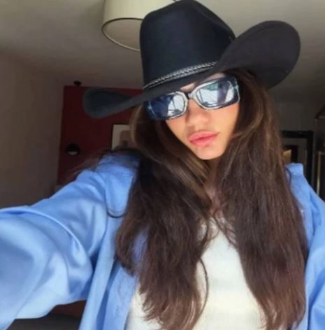 سلفی دمت اوزدِمیر با عینک و کلاه کابویی!