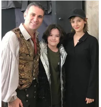 عکس یادگاری مهسا حجازی و هوتن شکیبا با هوادار کوچولو عکس یادگاری مهسا حجازی و هوتن شکیبا با هوادار کوچولو