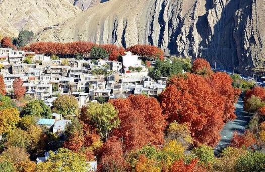 جاده چالوس یکی از کلاسیک‌ترین مسیر‌های ایران که پاییز حال و هوای متفاوتی به خود می‌گیرد!