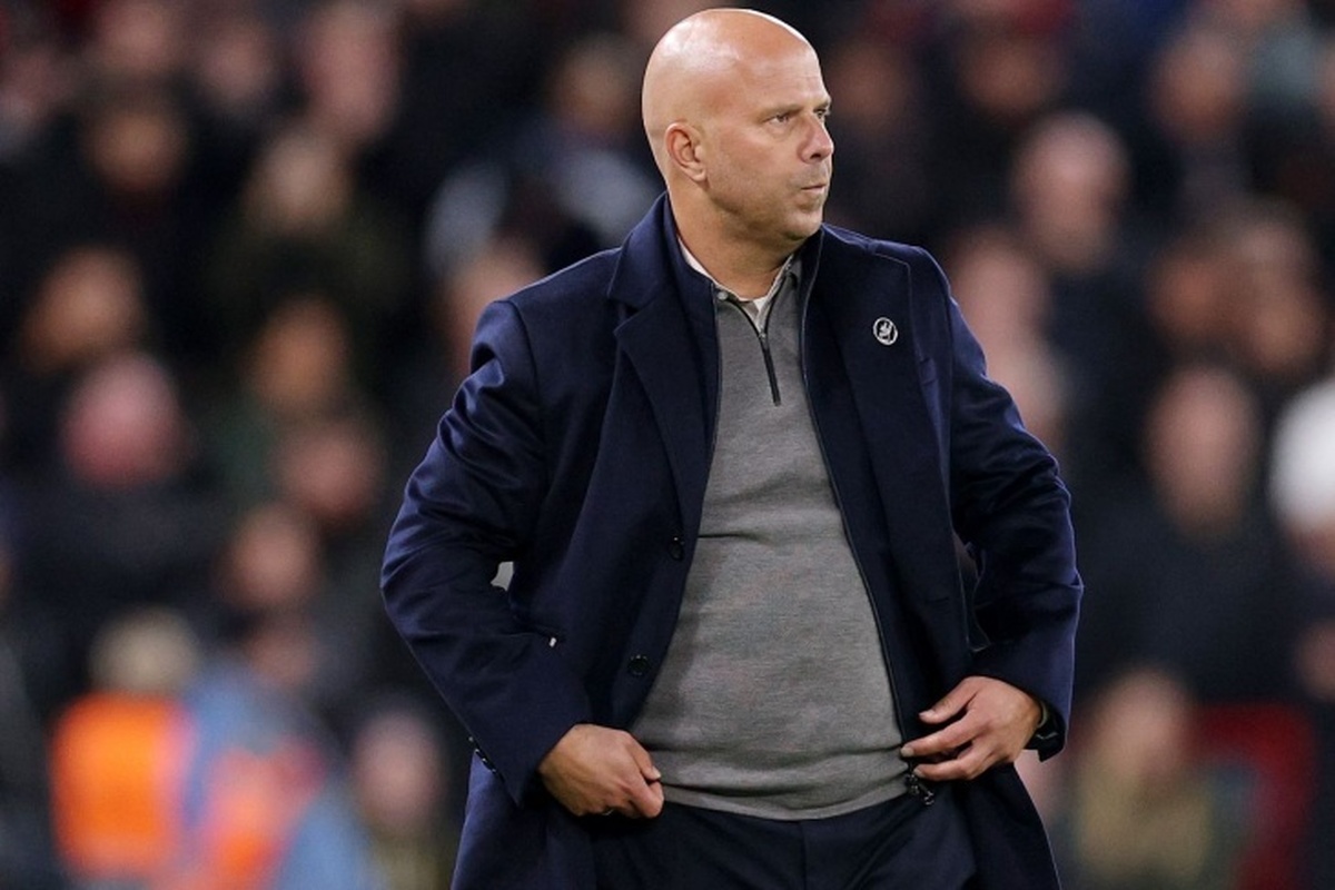 بازیکن سابق لیورپول در مورد آینده آرنه اسلات در این باشگاه گفت: «هنوز برای صحبت کردن در این مورد خیلی زود است.»