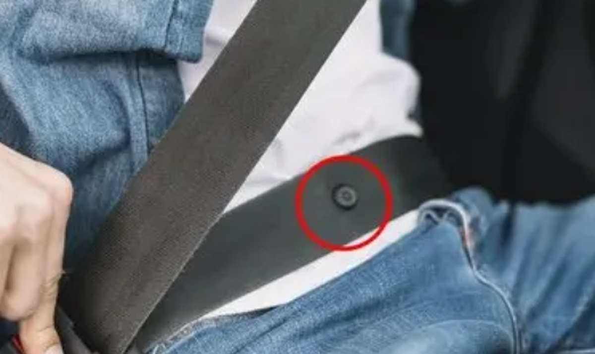 علت وجود دکمه‌ی کوچک روی کمربند ایمنی خودرو!