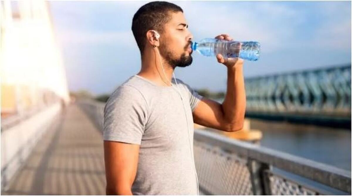 آیا نوشیدن آب باعث کاهش وزن می‌شود؟