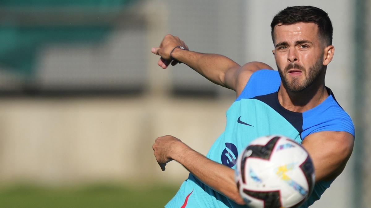 میرالم پیانیچ کفش‌هایش را آویخت