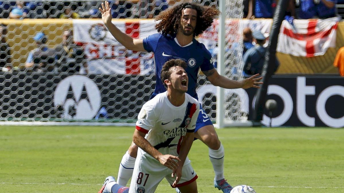 مارک کوکورلا یک دارت را به سمت باشگاه بارسلونا پرتاب کرد