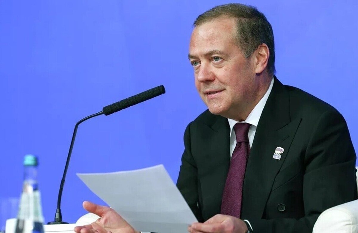 مدودف در واکنش به اخراج رئیس دفتر زلنسکی: قدرت فاسد در حال فروپاشی است