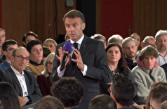 فرانسه: مکرون قصد دارد ممنوعیت استفاده از تلفن همراه در مدارس را برای مقابله با «بحران یادگیری» تمدید کند