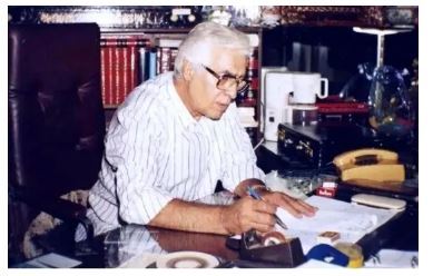 فردین در حال حساب و کتاب مخارج مغازه فرش فروشی! +عکس