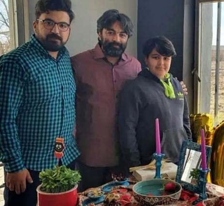 ظاهر شکسته شهرام خزرایی در کنار دو پسرش؛ لحظه سال تحویل ۱۳۹۹+عکس