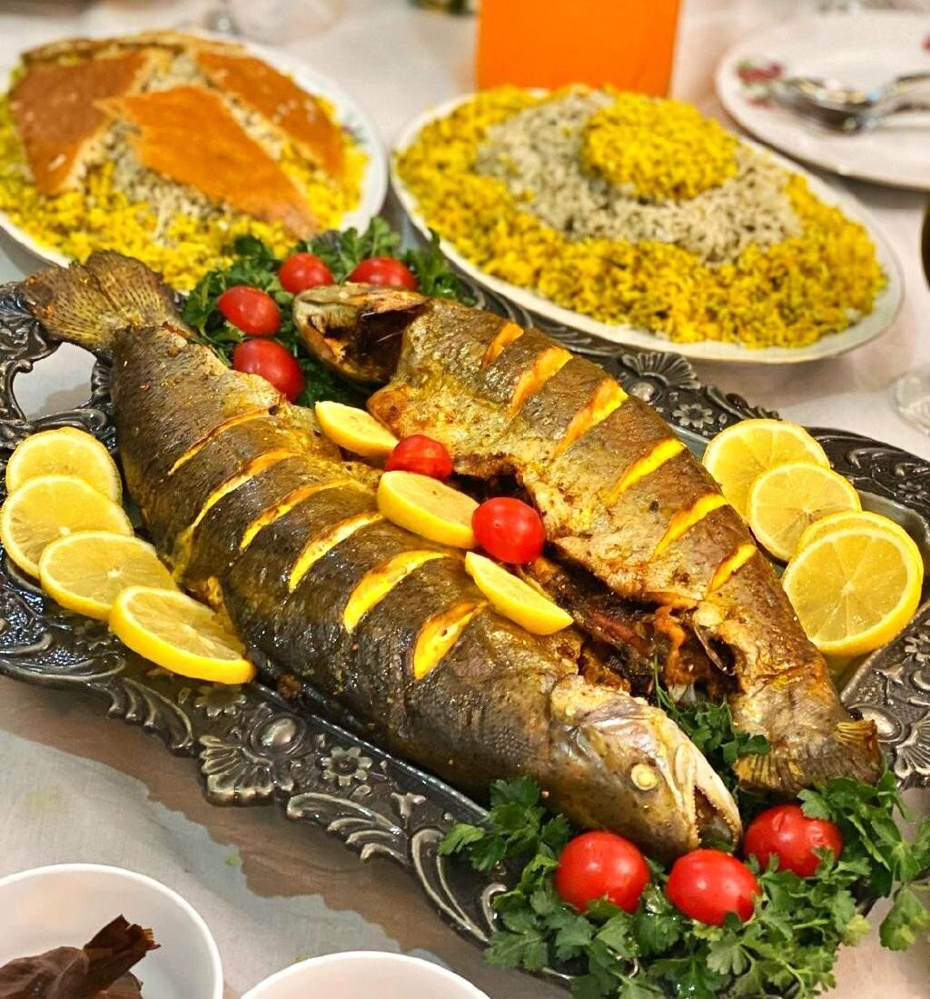 چجوری یک ماهی شکم‌پر رستورانی برای شب یلدا درست کنیم؟