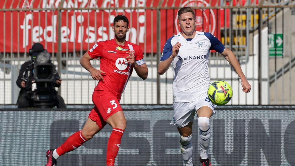 رئال بتیس به دنبال جذب یک هافبک به صورت آزاد است