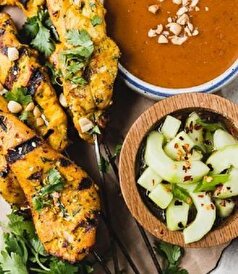 دستور چیکن ساتای با سس بادام زمینی و سالاد کرانچی را از دست ندهید